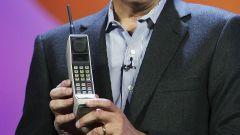 Actualidad Informática. El primer teléfono móvil salió a la venta hace 30 años por 4000 dólares. Rafael Barzanallana