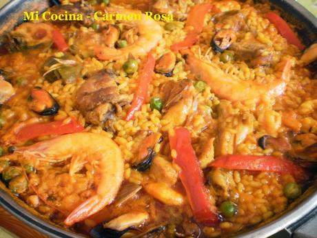 PAELLA DE ARROZ CON CARNE, VERDURA Y MARISCOS