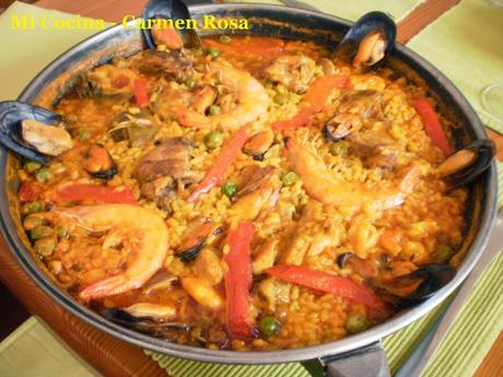PAELLA DE ARROZ CON CARNE, VERDURA Y MARISCOS