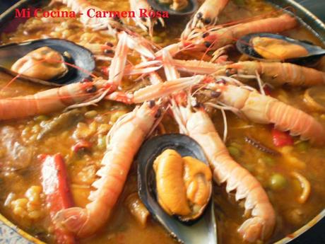 PAELLA DE ARROZ CON CARNE, VERDURA Y MARISCOS