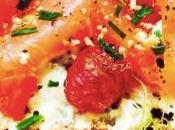 Tosta salmón rabanitos horno sobre crema queso, pimiento rojo cebollino