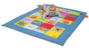 bebé jugando en la manta seguro