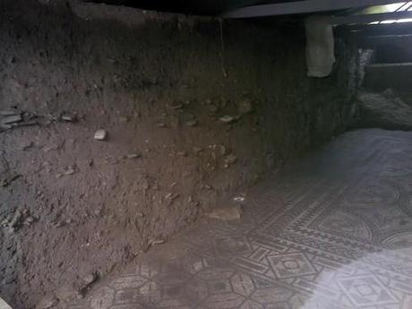 Mosaico de Cástulo con filtraciones visibles