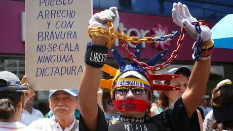 EN BUSCA DE UN SALVOCONDUCTO  14-MAR-2014