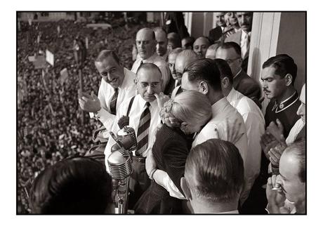 EN BUSCA DE UN SALVOCONDUCTO  14-MAR-2014