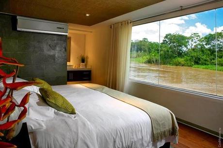 Barco Minimalista en el Amazonas