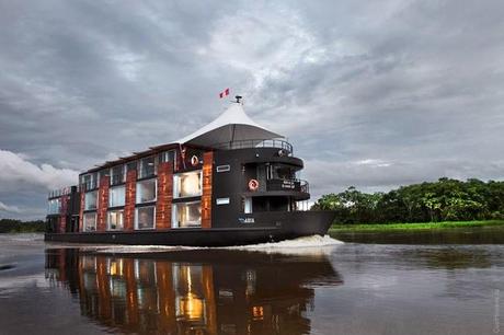 Barco Minimalista en el Amazonas