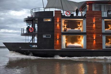 Barco Minimalista en el Amazonas