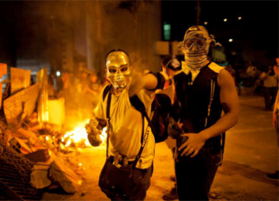 la-proxima-guerra-manifestantes-pacificos-en-venezuela-preparan-coctel-molotov