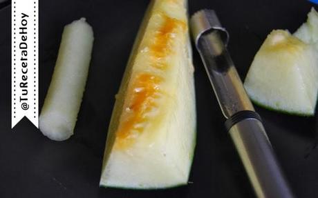 Con un descorazonador de manzanas obtenemos cilindros perfectos de melón