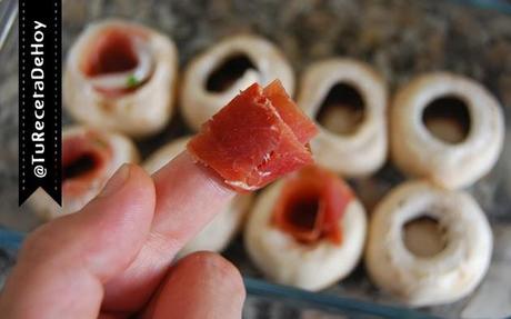 Cómo se hacen Champiñones rellenos de jamón serrano y salsa casera de tomate al horno