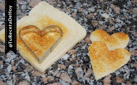 cortar pan de molde en forma de corazon para canapes de san valentin