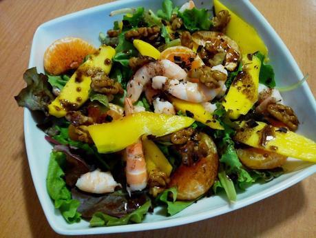 Ensalada de langostinos y mango con nueces caramelizadas y vinagreta de cacao