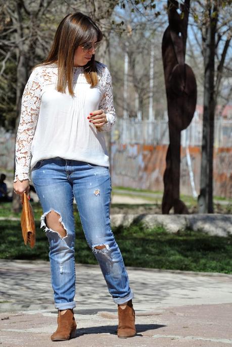 LACE+RIPPED JEANS.-