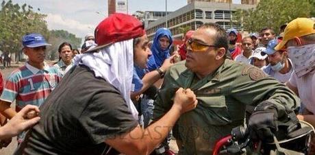 Manifestante contra policía.