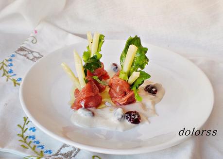 Carpaccio de ternera con salsa de queso y arándanos