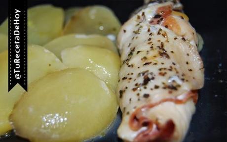 Rollo de pechuga de pollo rellena de jamón serrano y queso al horno con hierbas aromáticas