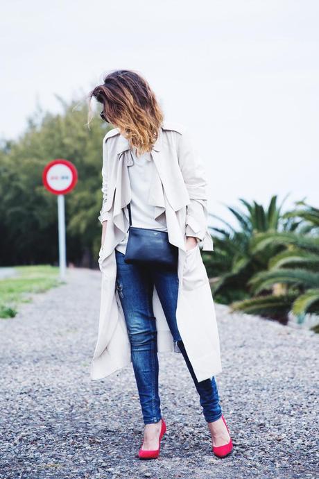 Trench-Ripped_Jeans-Red_Shoes-Celine_trio_Bag-street_Style-outfit-17