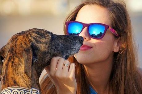 Marta con su perro gafas de sol