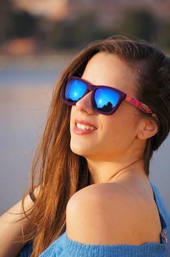 Marta posando con gafas de sol FREEDOM de terciopelo morado gafas online