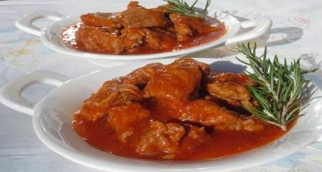 Carne con tomate