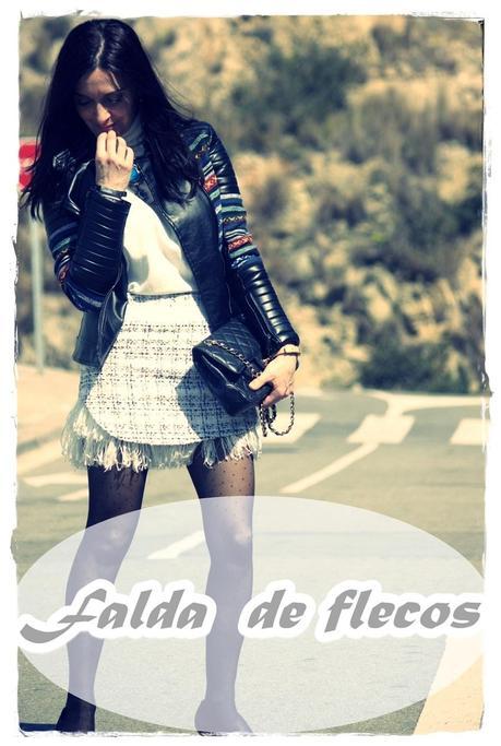 Con falda de flecos Con falda de flecos