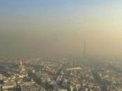 París bajo niebla contaminación: coches eléctricos libres