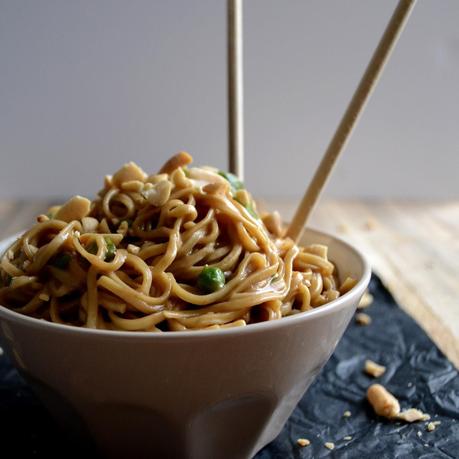 NOODLES CON SALSA DE CACAHUETE PICANTE