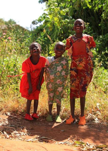 Niños malawis con zapatos caseros (Proyecto KLEM)