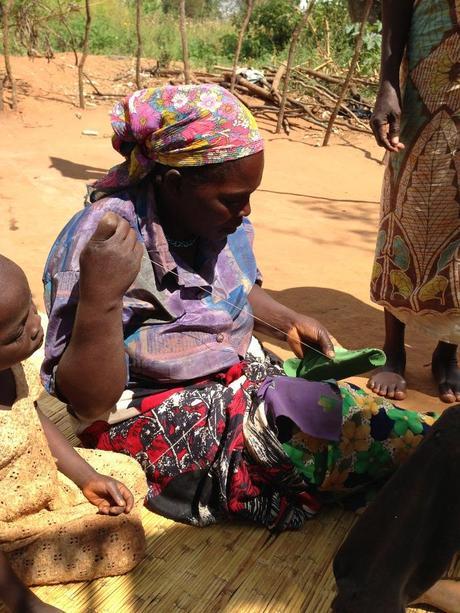 Mujer malawi cosiendo alpargatas