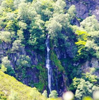 Caso, ruta de la cascada del Mongayu, vista de la cascada desde el sendero