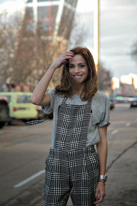 Camisa a cuadros y peto