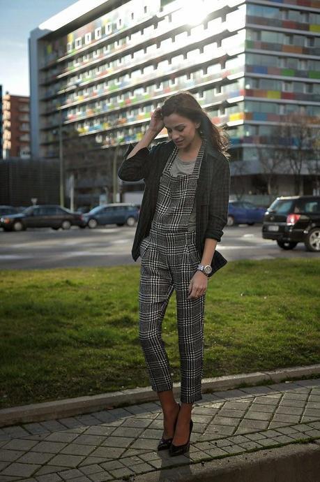 Camisa a cuadros y peto