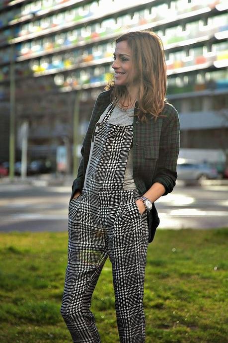 Camisa a cuadros y peto