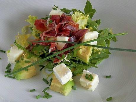 Ensalada de aguacate y brie con virutas de ibérico
