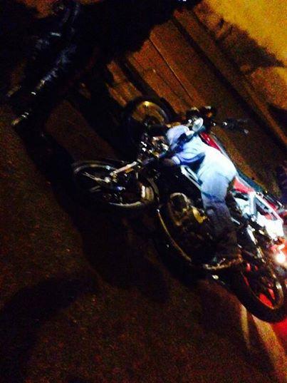 Foto: ASESINAN a motorizado en Montalbán, vecinos dicen que fueron los #MotorizadosDeLaMuerte Unos 12 en grupo