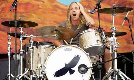 YES, TAYLOR HAWKINS de FOO FIGHTERS y los cantantes...