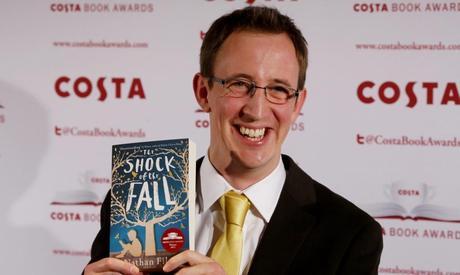 Reseña: La Luna no está, de Nathan Filen. «Un oscuro y desgarrador retrato personal» photo Nathan-Filer-with-his-Cos-014.jpg