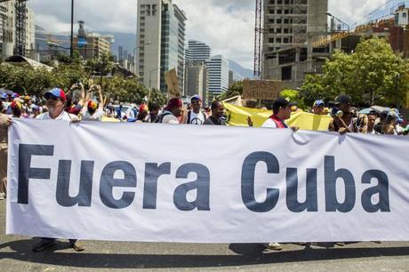 Cubanos dirigen a colectivos en Venezuela