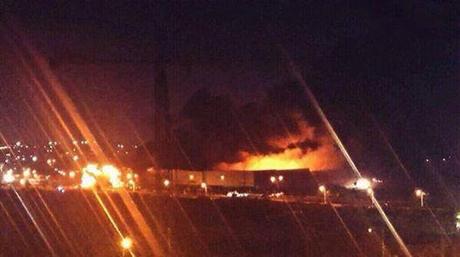 Foto: Corpoelec cortó la luz de #SanDiego y los colectivos incendiaron el supermercado Hyperlider #Valencia #20M