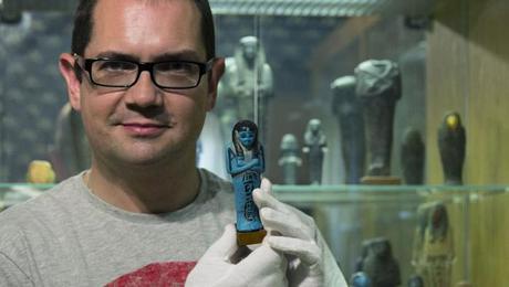 Nacho Ares frente a una vitrina en el Museo Egipcio de El Cairo posa con una figurita funeraria procedente de la tumba de Deir el-Bahari. © María Belchi