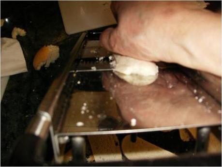 BRANDADA  DE  BACALAO CON CROCANTE DE PAN Y ACEITE DE OLIVAS NEGRAS