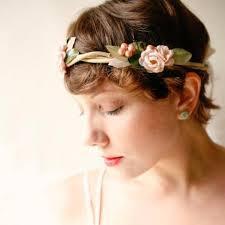 Nuestra novia ideal…con una corona de flores Nuestra novia ideal…con una corona de flores