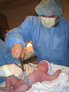 El cordón umbilical mejora la salud de tu bebé en minutos