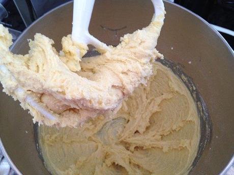 postres y dulces nórdicos daneses postres rápidos nórdicos postres para hacer con niños postres fáciles postres delikatissen hindbærsnitter receta opskrift barritas rellenas dulces Barritas glaseadas con sprinkles y mermelada de arándanos barritas con glaseado receta 