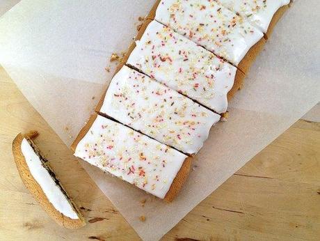 postres y dulces nórdicos daneses postres rápidos nórdicos postres para hacer con niños postres fáciles postres delikatissen hindbærsnitter receta opskrift barritas rellenas dulces Barritas glaseadas con sprinkles y mermelada de arándanos barritas con glaseado receta 