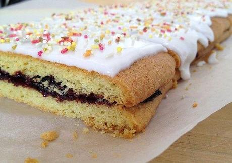 postres y dulces nórdicos daneses postres rápidos nórdicos postres para hacer con niños postres fáciles postres delikatissen hindbærsnitter receta opskrift barritas rellenas dulces Barritas glaseadas con sprinkles y mermelada de arándanos barritas con glaseado receta 