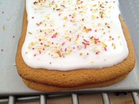 postres y dulces nórdicos daneses postres rápidos nórdicos postres para hacer con niños postres fáciles postres delikatissen hindbærsnitter receta opskrift barritas rellenas dulces Barritas glaseadas con sprinkles y mermelada de arándanos barritas con glaseado receta 