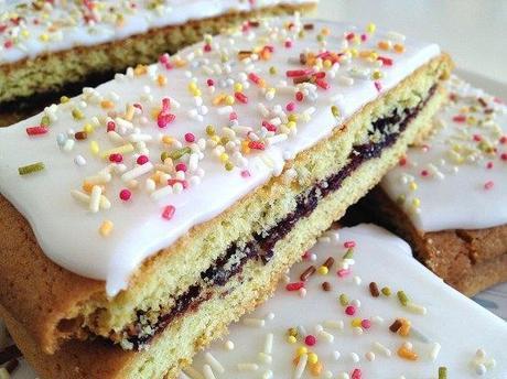 postres y dulces nórdicos daneses postres rápidos nórdicos postres para hacer con niños postres fáciles postres delikatissen hindbærsnitter receta opskrift barritas rellenas dulces Barritas glaseadas con sprinkles y mermelada de arándanos barritas con glaseado receta 