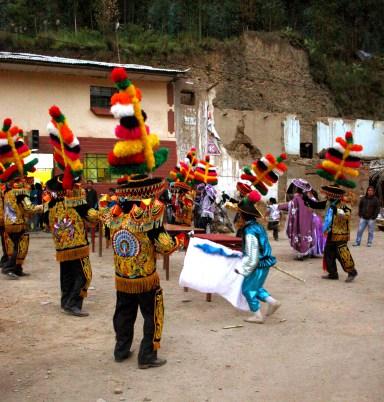 Usualmente entre 10 a 12 parejas bailan en 2 filas. Foto: Sara Gordón